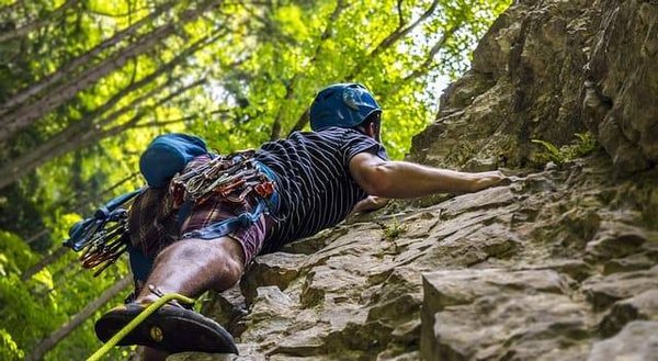 Quelles sont les différences entre l'escalade libre et la via ferrata ?