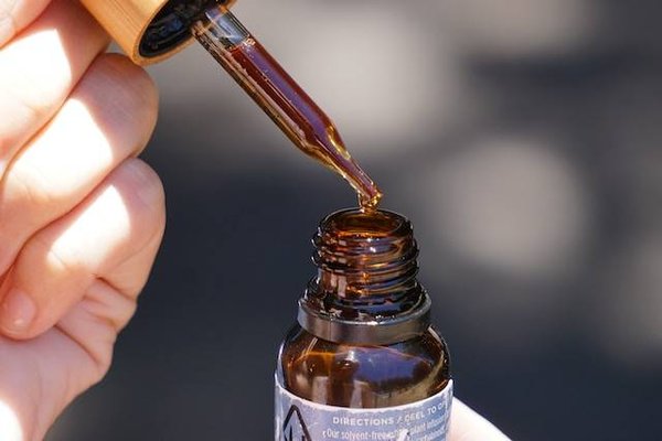 Huile cbd bio en France : découvrez ses bienfaits